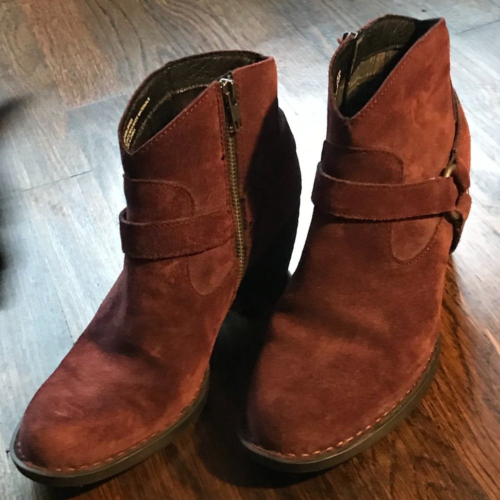 Born size 8 ankle boots burgundy suede